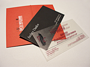 Использование различных материалов в дизайне визиток.