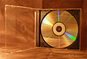 Джевел бокс (Jewel-box) - самая распространенная пластиковая упаковка для CD.
Большая часть музыкальных и программных продуктов выпускается именно в этой упаковке.
Конечно, если у Вас есть необходимость как-то выделиться из общей массы - лучше нафантазировать
картонный диджипак (см. индивидуальную упаковку для CD).
Если же бюджет(или босс) требует остановиться на