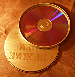 Тин-бокс (Tin-box) круглый. Металлическая упаковка для дисков.
Бывает с креплением для диска внутри и без него.
В больших количествах привозим под заказ.
Варианты оформления: печать или гравировка на поверхности,
наклейка, вкладыш/буклет необычной формы.