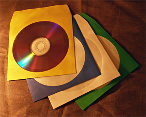 Конверт бумажный с прозрачным окошком для CD.
Всегда есть в наличии белын конверты.
Конверты красного, синего, зеленого, желтого цветов - или под заказ или по текущему
состоянию склада.
Варианты оформления: сам диск является оформлением, сияя сквозь прозрачную пленку.
Можно наклеить двухтсоронний скотч, для закрепления конвертика в папке или издании.