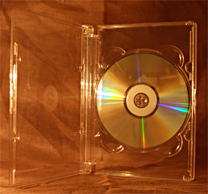 Супер Джевел кейс (Super Jewel Case) - популярная презентабельная упаковка, форматом
больше подходящим для DVD-дисков, но иногда из-за привлекательного внешнего вида используемая и для тиражей CD.
Моментально раскупается каждая новая партия этих коробок.
Если Вы остановили выбор на ней - заранее узнавайте о наличии и резервируйте-выкупайте.
Варианты оформления:
полиграфические вкладыши - буклет (вкладывается в пазы передней части коробки)
и инлей (вкладывается под пластиковое основание для диска).
Нижний вкладыш (инлей) имеет сложный контур - и требует вырубки после печати, поэтому
изготовление полиграфии даже с учетом наличия у нас готового штампа занимает от 5-ти рабочих дней.
