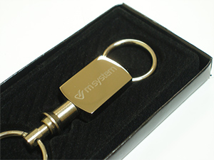Металлический брелок для автолюбителей с удобным устройством для снятия ключей.
Логотип выгравирован на поверхности.